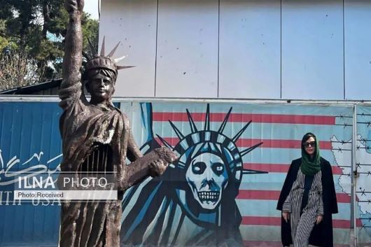 حضور «ویتنی رایت» بازیگر فیلم‌های مستهجن در کنار سفارت سابق آمریکا! (عکس)