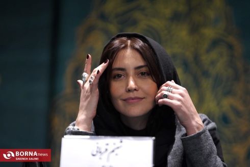 انگشتان شلوغ خانم بازیگر در جشنواره فجر ! (تصاویر)