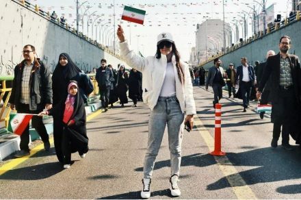 این دختران و زنان با این پوشش ها در راهپیمایی 22 بهمن خبرساز شدند (تصاویر)