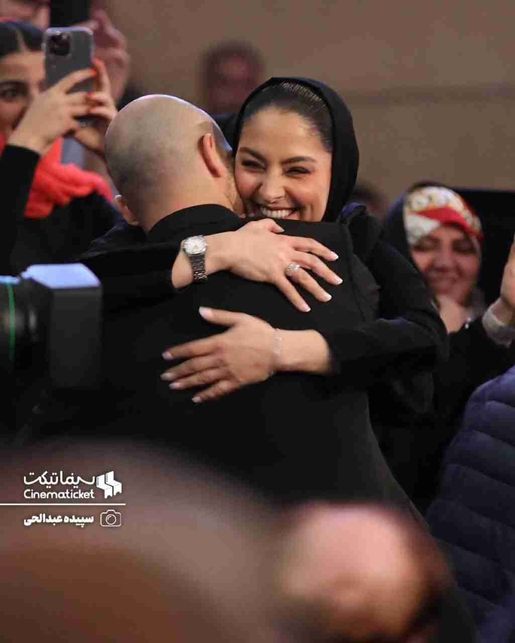 مارال بنی آدم در آغوش همسرش پس از بردن جايزه جشنواره فجر (عكس)