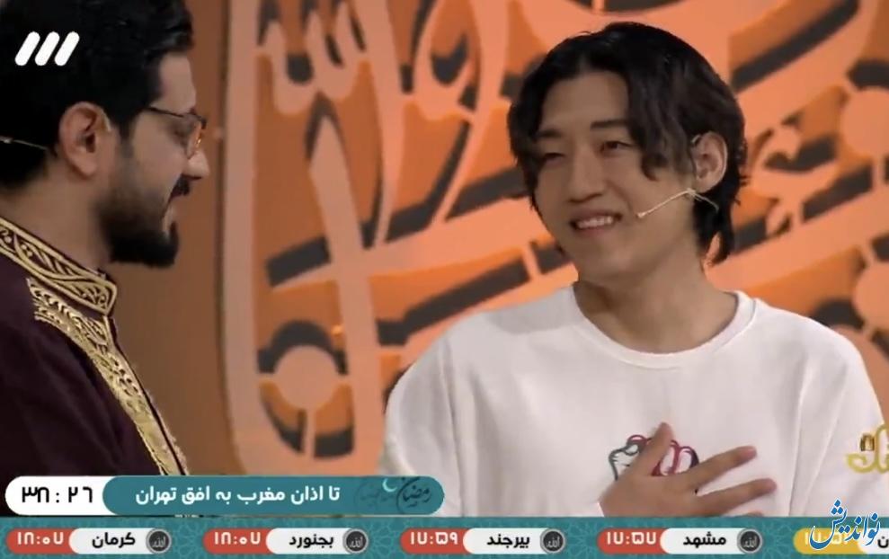 کیم جای (داوود کیم) خواننده موسیقی کی پاپ کره‌ در تلویزیون ایران هدیه ای با تربت امام حسین دریافت کرد (عکس و ویدئو)