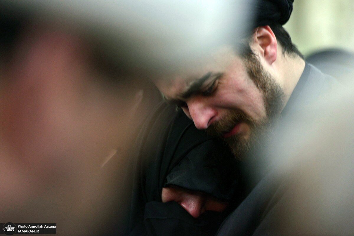 گریه شدید سیداحمد خمینی در مراسم تشییع آیت الله موسوی بجنوردی (عکس)