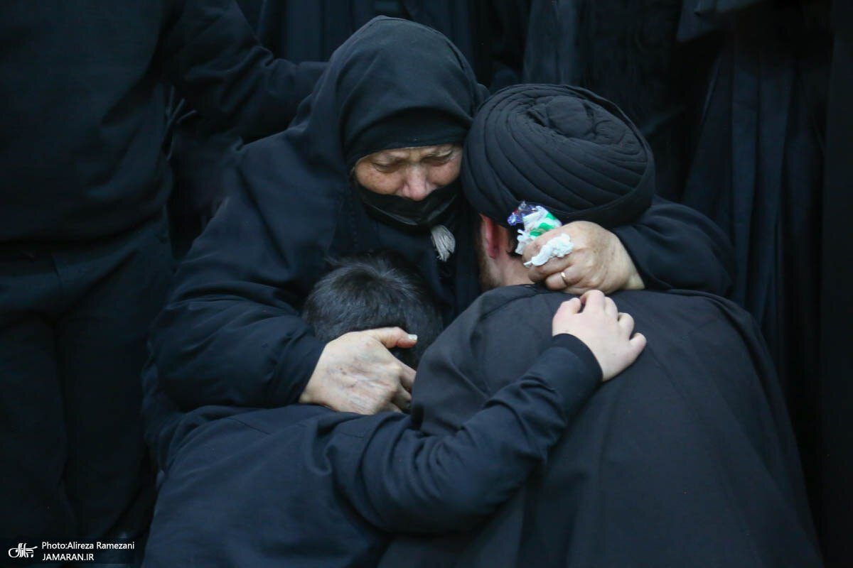 گریه شدید سیداحمد خمینی در مراسم تشییع آیت الله موسوی بجنوردی (عکس)