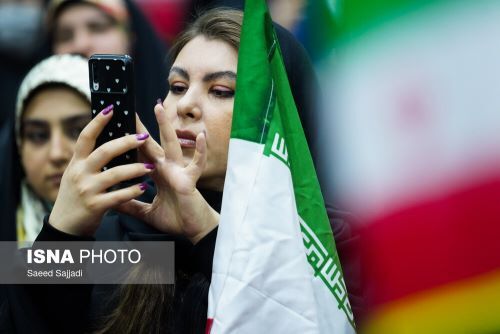 حجاب و پوشش یک دختر هوادار رائفی پور در نشست انتخاباتی انقلابیون جدید ! (عکس)