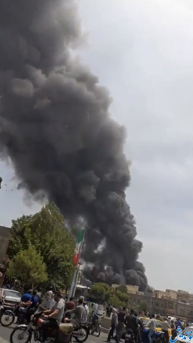 آتش سوزی بزرگ در چهار راه مولوی / مغازه های موتور فروشی در حال سوختن/ خانه ها در حال تخلیه