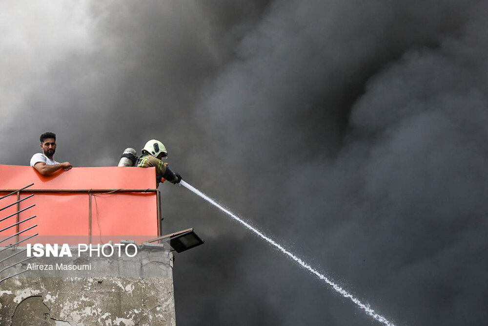 آتش سوزی بزرگ در چهار راه مولوی: مغازه های موتور فروشی در حال سوختن ، خانه ها در حال تخلیه (عكس)
