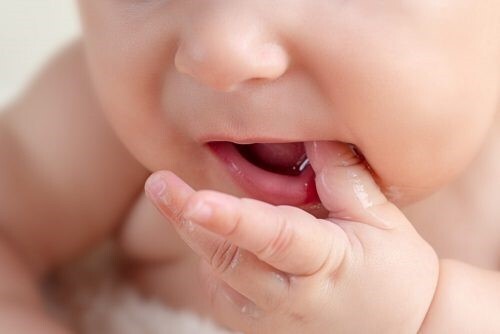علائم دندان درآوردن کودک و کاهش درد