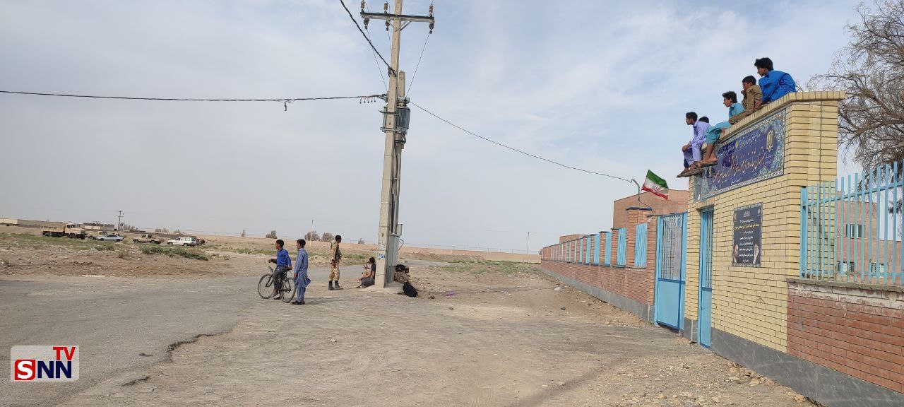 کودکان شهرستان هیرمند ناظر درگیری مرزی نیروهای مرزبانی ايران با طالبان (عكس)
