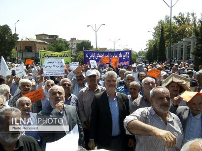 تجمع اعتراضی بزرگ بازنشستگان مقابل مجلس (تصاویر)