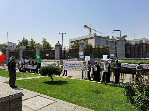 تصويري از تعداد حامیان حجاب الزامی مقابل مجلس
