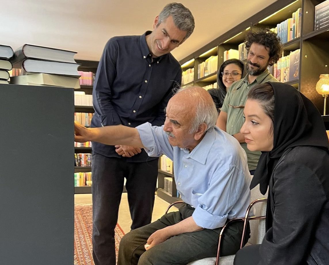 حضور استاد شفیعی کدکنی در کتابفروشی مجتبی جباری (عکس)