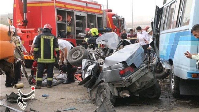 بقایای یک ارابه مرگ (خودرو پژو 405) در تصادف امروز در مشهد
