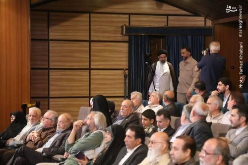 تصویر حجت‌الاسلام سید مجتبی خامنه‌ای و فرید حدادعادل در یک مراسم
