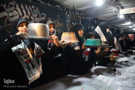 اقدام زنان قابلمه به دست علیه اسرائیل در کنار سر در دانشگاه تهران (عکس)