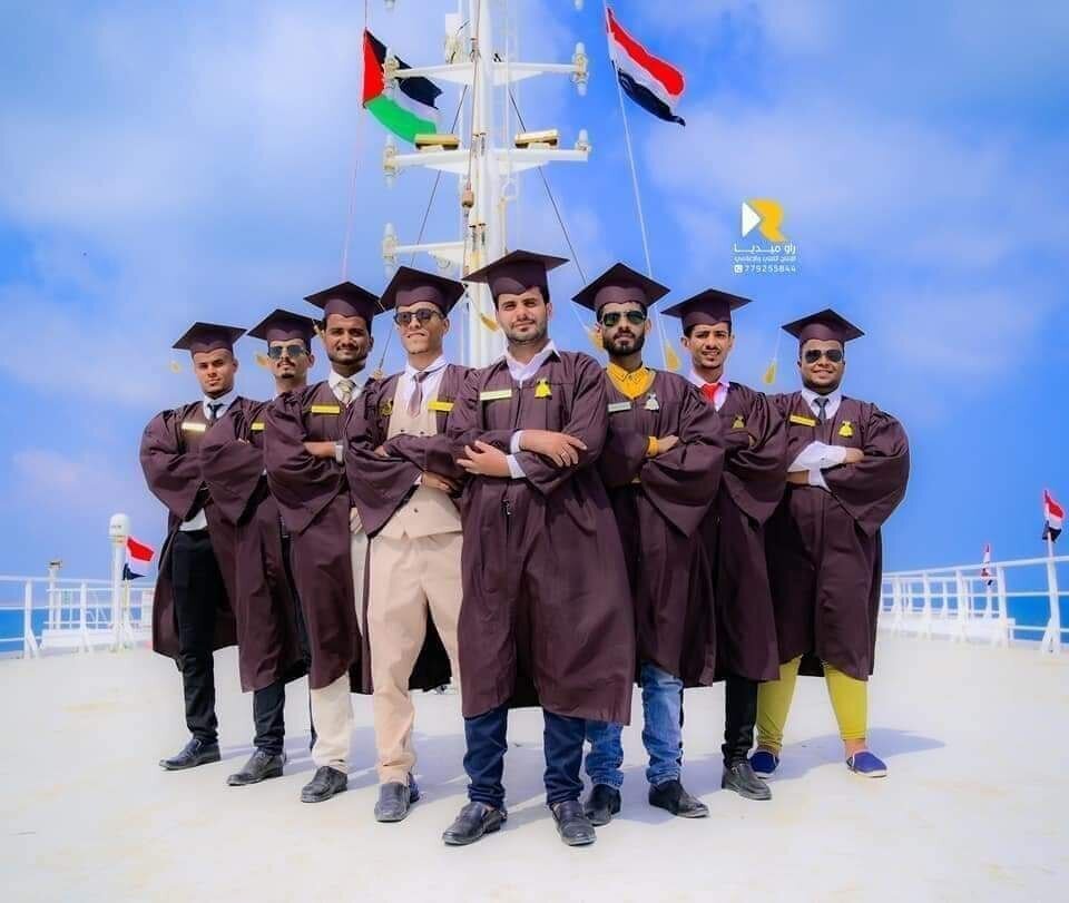 جشن فارغ‌التحصیلی دانشجویان یمنی بر روی کشتی توقیف شده اسرائیلی (عکس)