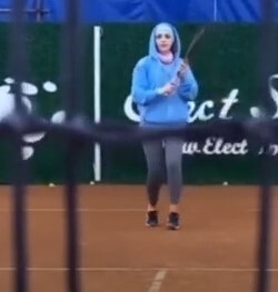 پوشش بهنوش طباطبایی در حال تمرین تنیس (عکس)