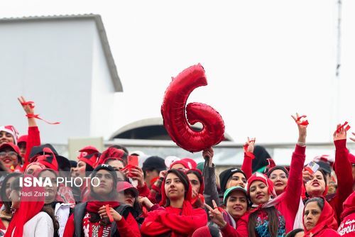 8 عکس دیدنی از دختران و زنان استقلالی و پرسپولیس در دربی 102 (گزارش تصویری)