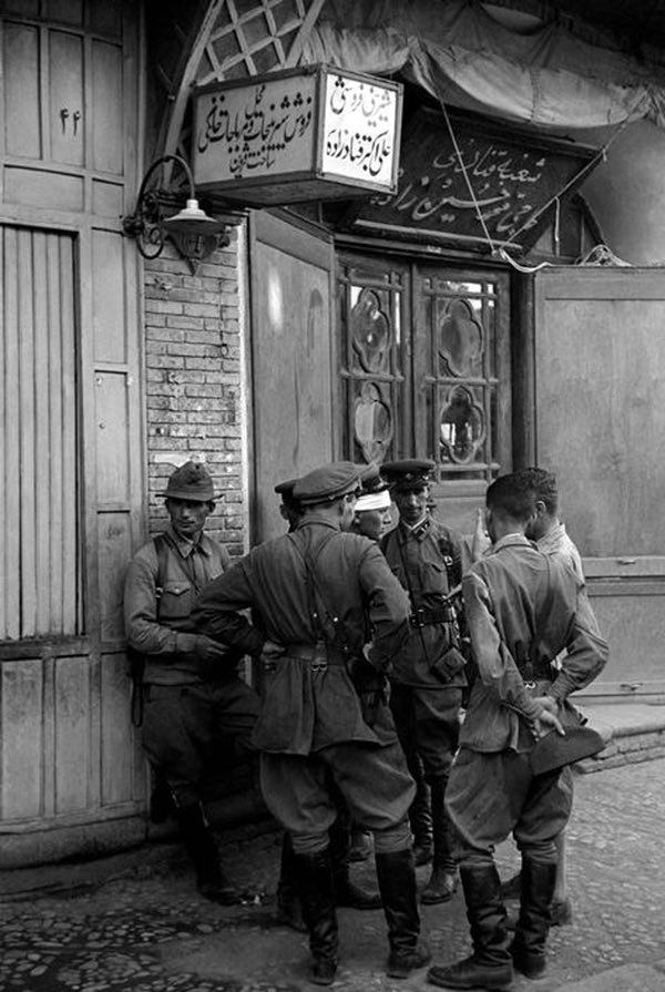 سربازان شوروی در بیرون گراند هتل قزوین (عكس) سربازان شوروی در بیرون گراند هتل قزوین (عكس)