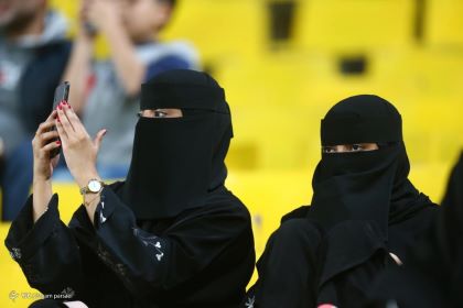 پوشش خاص دو دختر در حاشیه بازی پرسپولیس و النصر