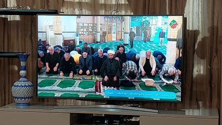 تصویر یک نماز جماعت در تلویزیون خبرساز شد / برای این تعداد نمازگزار در پارک قیطریه هم می خواهید مسجد بسازید!؟ (عکس)