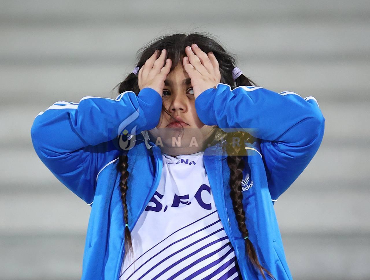 واکنش مشابه نکونام و دخترش به فرصت سوزی بازیکنان استقلال ! (تصاویر)
