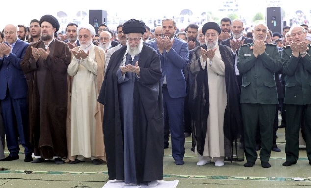 حاضران در صف اول نماز عید فطر به امامت رهبری (عکس)