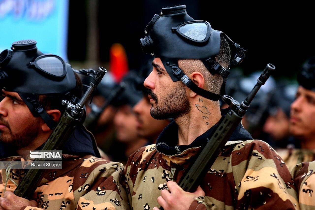 نظامی با تتو ملی- میهنی در رژه روز ارتش! (عکس)