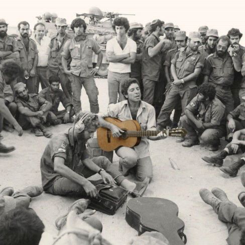 اجرای فرامرز اصلانی در میان رزمندگان جنگ ایران و عراق (عکس)