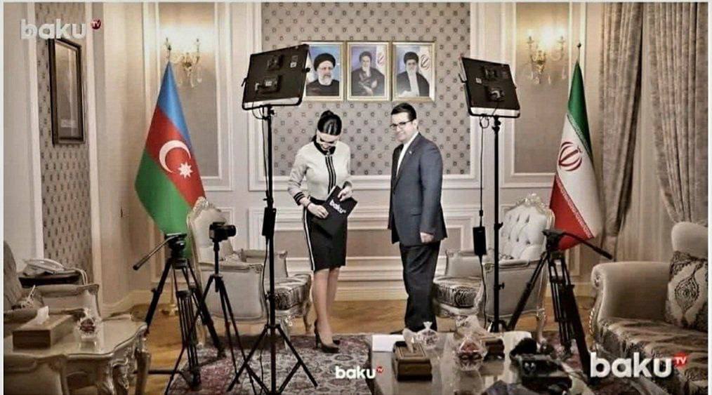 عکس جنجالی مجری زن تلویزیون باکو در کنار سفیر ایران و در محل سفارتخانه