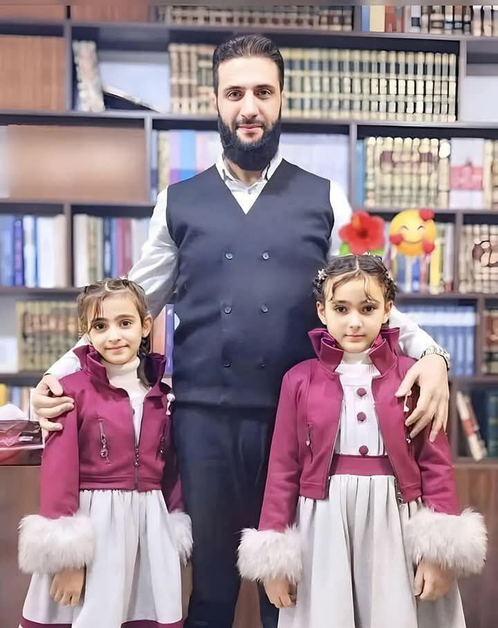 محمد الجولانی در کنار دو دخترش (عکس)