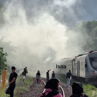 آتش سوزی قطار حومه ای هشتگرد - تهران در میان بهت مسافران سرگردان (تصاویر)