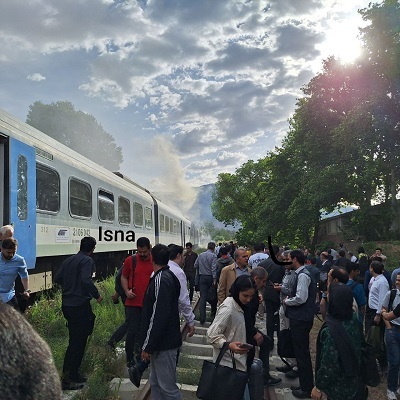 آتش سوزی قطار حومه ای هشتگرد - تهران در میان بهت مسافران سرگردان (تصاویر)