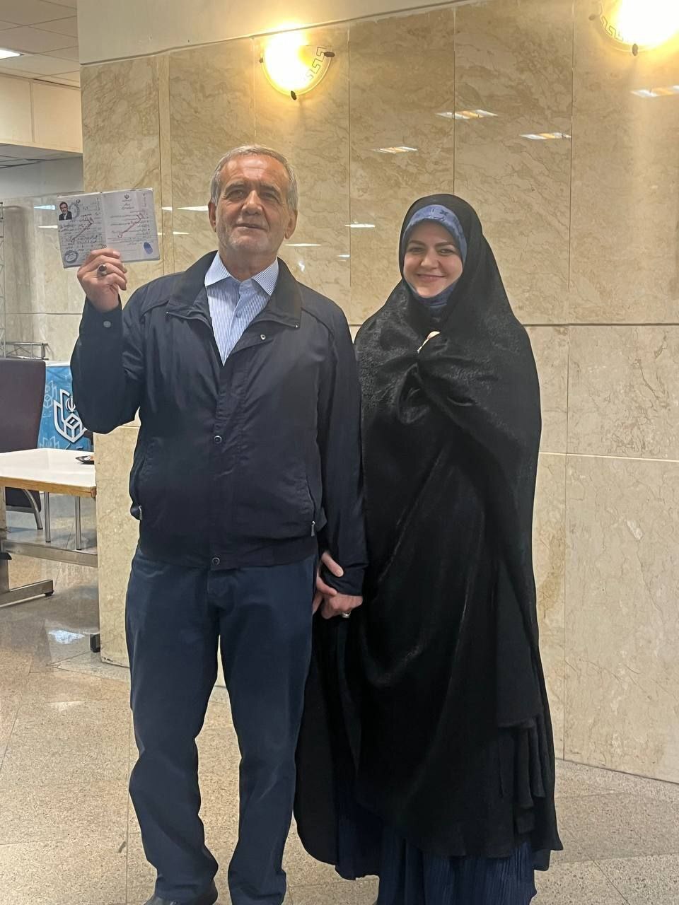 مسعود پزشکیان با همراهی دخترش در انتخابات ۱۴۰۳ ثبت نام کرد (عکس)