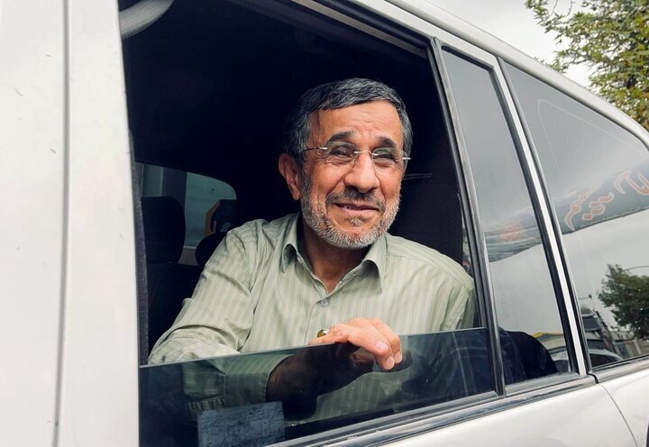 احمدی نژاد با استقبال طرفدارانش وارد وزارت کشور شد (ویدئو)