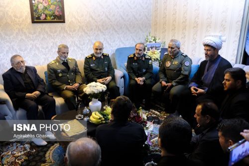 دیدار فرماندهان ارتش و سپاه با خانواده‌های خلبانان شهید محسن دریانوش، طاهر مصطفوی و بهروز قدیمی (تصاویر)