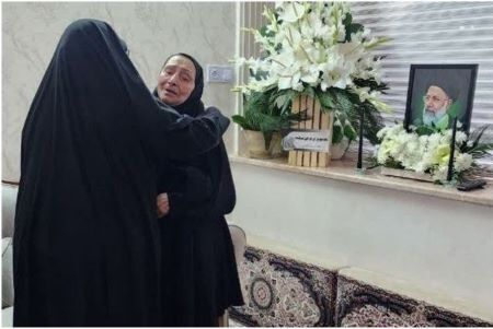 بی‌تابی خواهر شهید ابراهیم رئیسی در منزلش / تصویر برادر رئیس جمهور فقید (عکس)