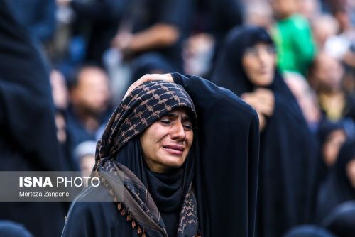 چهره 2 زن شرکت کننده در مراسم تشییع سید ابراهیم رئیسی در مشهد (تصاویر)
