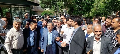 تجمع طرفداران احمدی نژاد مقابل منزلش برای دعوت به انتخابات (تصاویر)