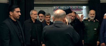 تصویری از پزشکیان در همراهی رهبر انقلاب ‌هنگام ورود به حسینیه امام خمینی (ره) (عکس)