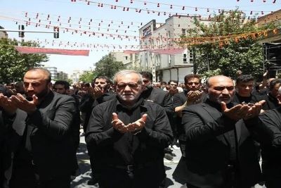 حضور پزشکیان برای اقامه نماز ظهر عاشورا در خیابان جمهوری تهران + عکس