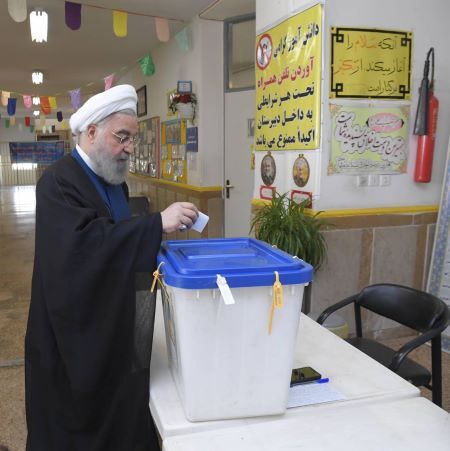 حسن روحانی در یک مدرسه رای داد (عکس)
