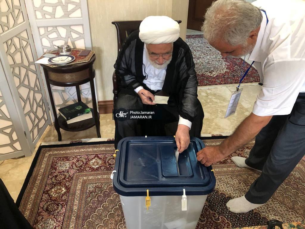 مهدی کروبی رای خود را به صندوق انداخت (عکس)