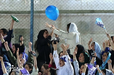 شادی همسر مهرداد محمدی و روزبه چشمی بعد از برد ۳ گله استقلال (تصاویر)