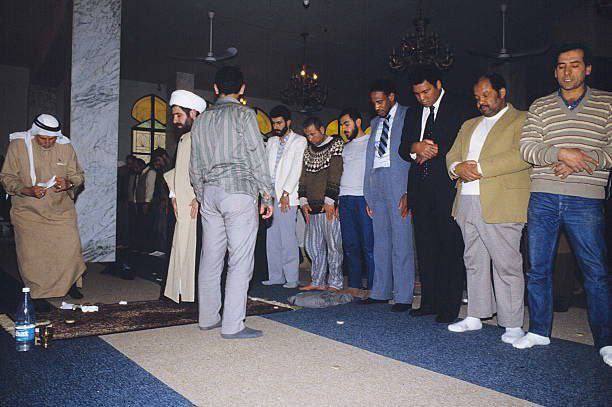 نمازخواندن «محمدعلی کلی» به امامت «شیخ نعیم قاسم» دبیرکل جدید حزب‌الله (عکس)