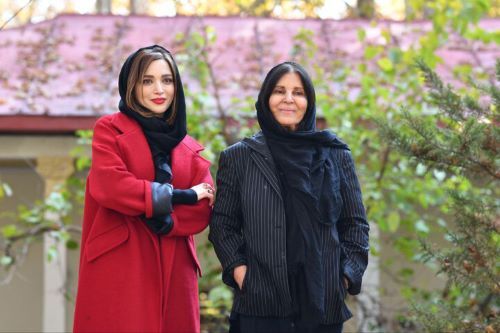 بازگشت گلچهره سجادیه به تئاتر با همراهی بهنوش طباطبایی (+عکس)