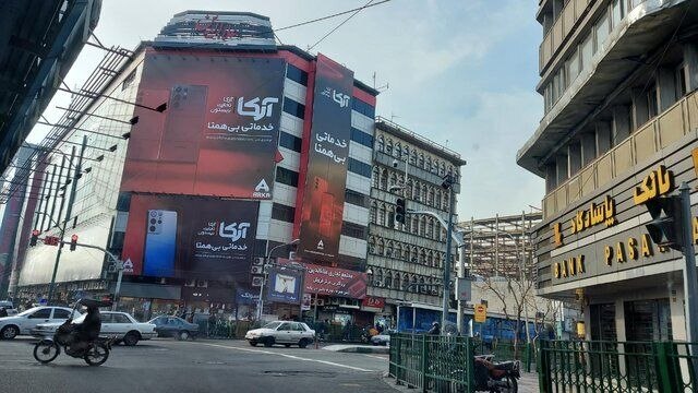 تجمع جمعی از کسبه پاساژ علاءالدین در اعتراض به بیثباتی قیمت ارز تجمع جمعی از کسبه پاساژ علاءالدین در اعتراض به بیثباتی قیمت ارز