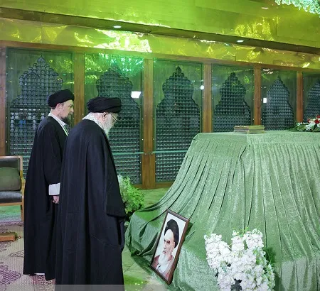 حضور رهبر انقلاب در حرم امام خمینی و در کنار مزار آیت الله هاشمی (عکس) حضور رهبر انقلاب در حرم امام خمینی و در کنار مزار آیت الله هاشمی (عکس)