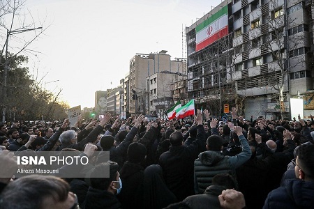تجمع سوگواران رهبر شهید انقلاب در مقابل دانشگاه تهران