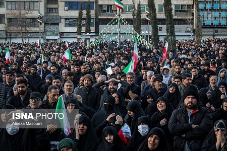 تجمع سوگواران رهبر شهید انقلاب در مقابل دانشگاه تهران