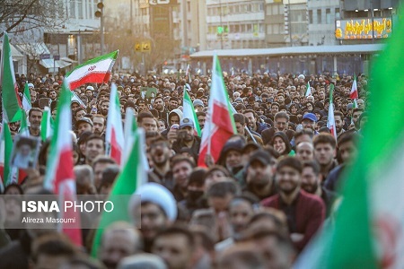 تجمع سوگواران رهبر شهید انقلاب در مقابل دانشگاه تهران